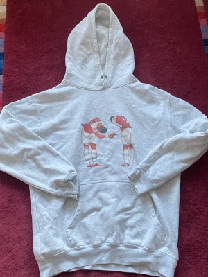 Arsenal Hoodie - Arsenal Hoodie i storlek L  Bra skick, på bilden syns spelarna Aubameyang samt Lacazette