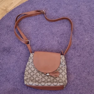 Axelremsväska  - Axelremsväska köpt utomlands i nyskick och säljes för rimligt pris:)