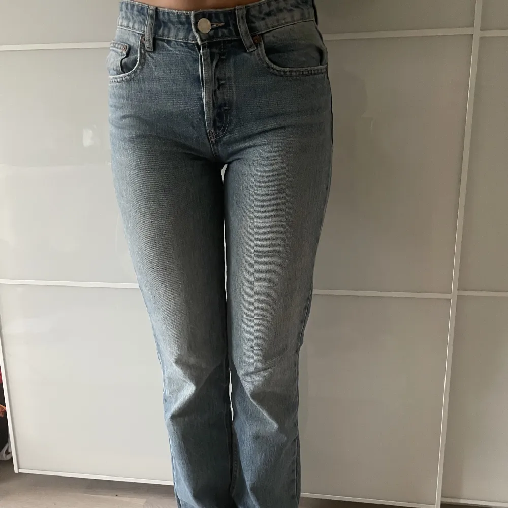 Säljer mina mörkblåa jeans från zara som är helt perfekta. Dem är för små för mig och därför får jag ingen användning av dem längre.. Jeans & Byxor.