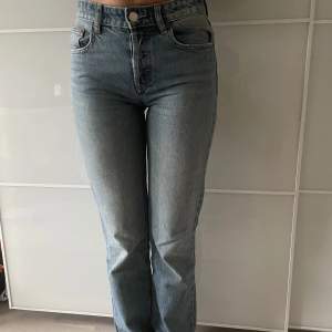 Säljer mina mörkblåa jeans från zara som är helt perfekta. Dem är för små för mig och därför får jag ingen användning av dem längre.