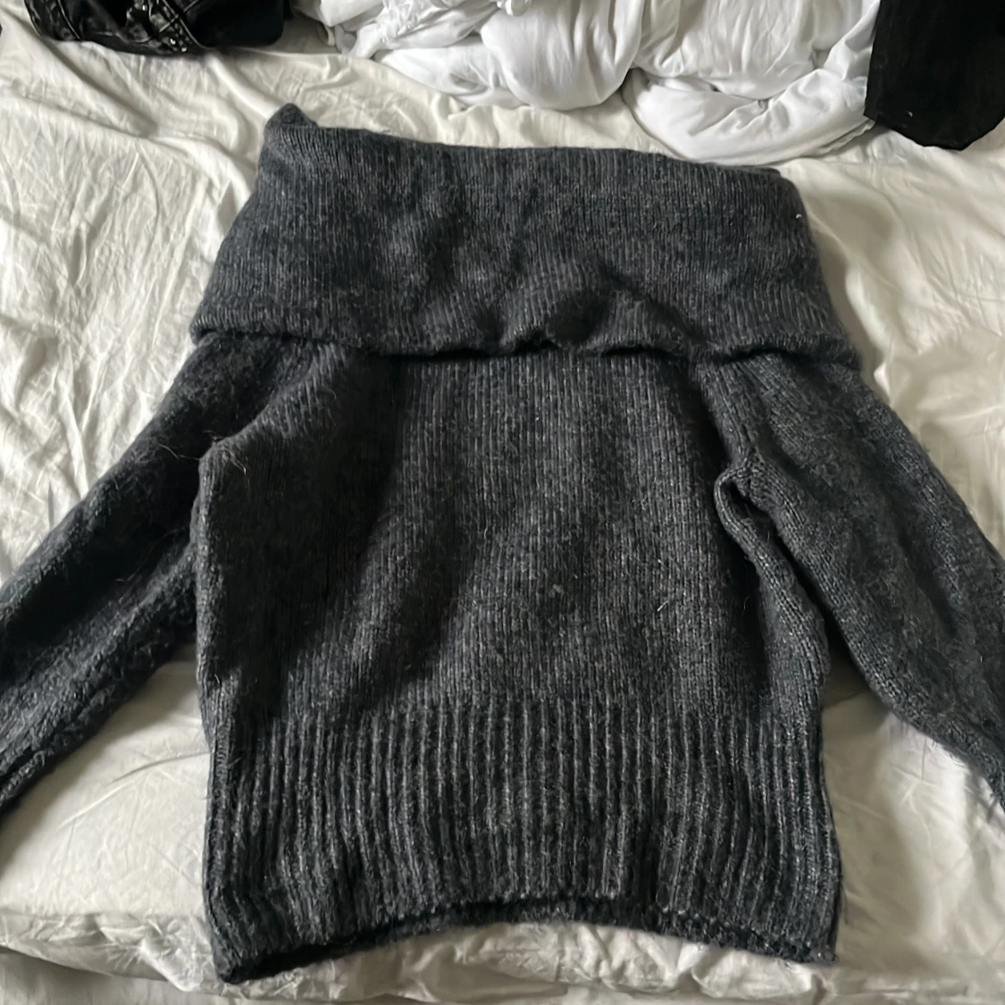 Stickad tröja off shoulder