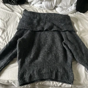 Stickad tröja off shoulder - Jätte fin tröja som är off shoulder. Varm och jätte skön, perfekt till hösten och vintern. Den är i blå grå färg och är verkligen jätte fin. Använd ett fåtal gånger och därför ett gott skick. Hör av er om ni har frågor❤️