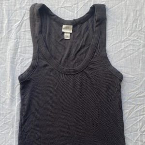 Linne - Enkelt grått linne från hm. Taggen säger XS men jag tycker snarare att det är en S/M