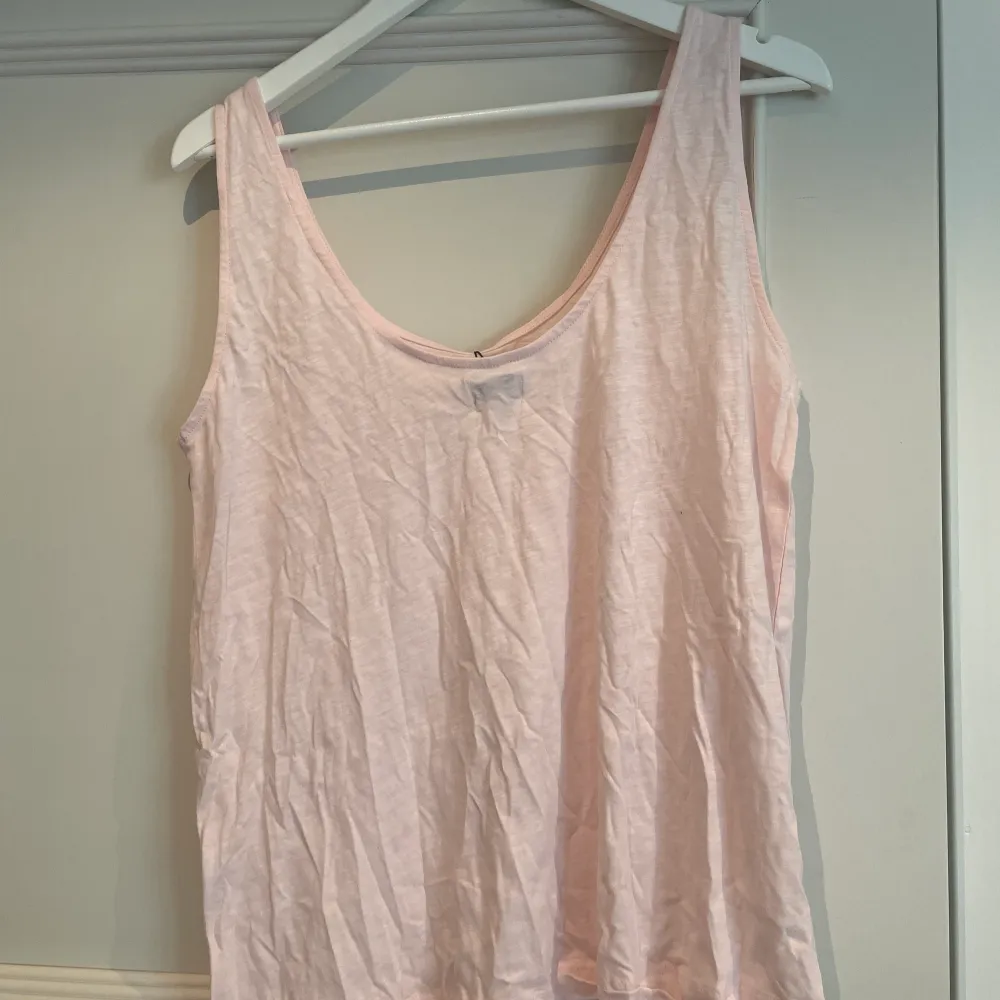 Ett helt oanvänt rosa linne från Bondelid med lappen kvar. Den är i storlek M. Säljer för 50 kr + frakt. Toppar.
