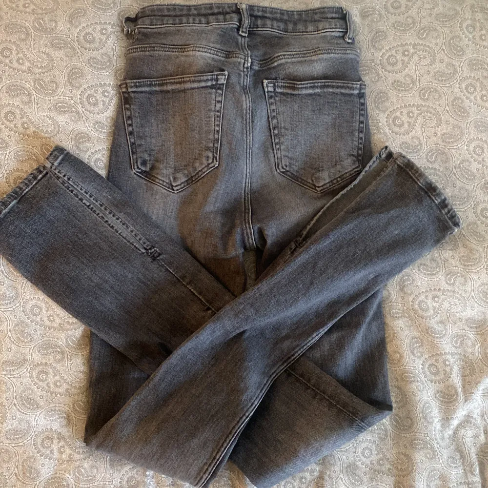 Jeans från zara med slits i storlek 34 full lenght passar mig som är 175 cm lång  Se bild nr 2 . Jeans & Byxor.