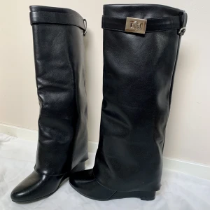 Stövlar - Supersnygga, trendiga stövlar. 