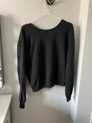 Nakd tröja, öppen rygg - Använd ett fåtal gånger.  Djup öppen rygg