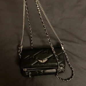 Zagig väska - Säljer nu min superfina zadig väska, den är i väldigt bra skick och knappast några slitningar! Dustdag följer med 🧡🔥⚡️💥