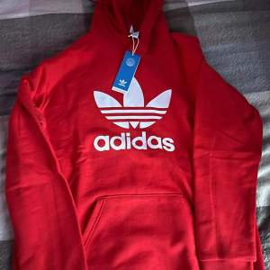 Säljer en helt ny Adidas hoodie med prislapp på.   Storlek M-L
