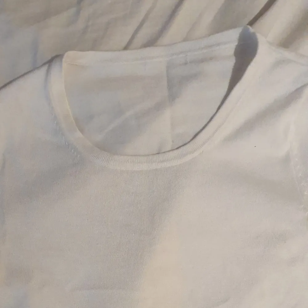 (Första bilden är lånad) Vit stickad T-shirt utan lapp, liknar tröjan på första bilden. Perfekt skick!. Stickat.