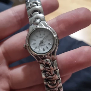 Silverklocka  - En fin silver klocka, köpt men tyvärr märkt att den är lite stor. Osäker på om den fungerar då jag inte har nya batteri i men fin oavsett. Kan mäta om du vill. 