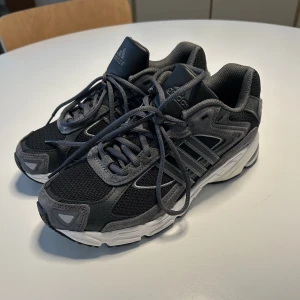 Adidas Response  - Otroligt sköna sneakers! Använda två gånger. Säljer pga för stora.  25 cm innerlängd