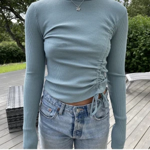 Ribbad topp - Ljusblå ribbad topp från nakd i strl Xs 