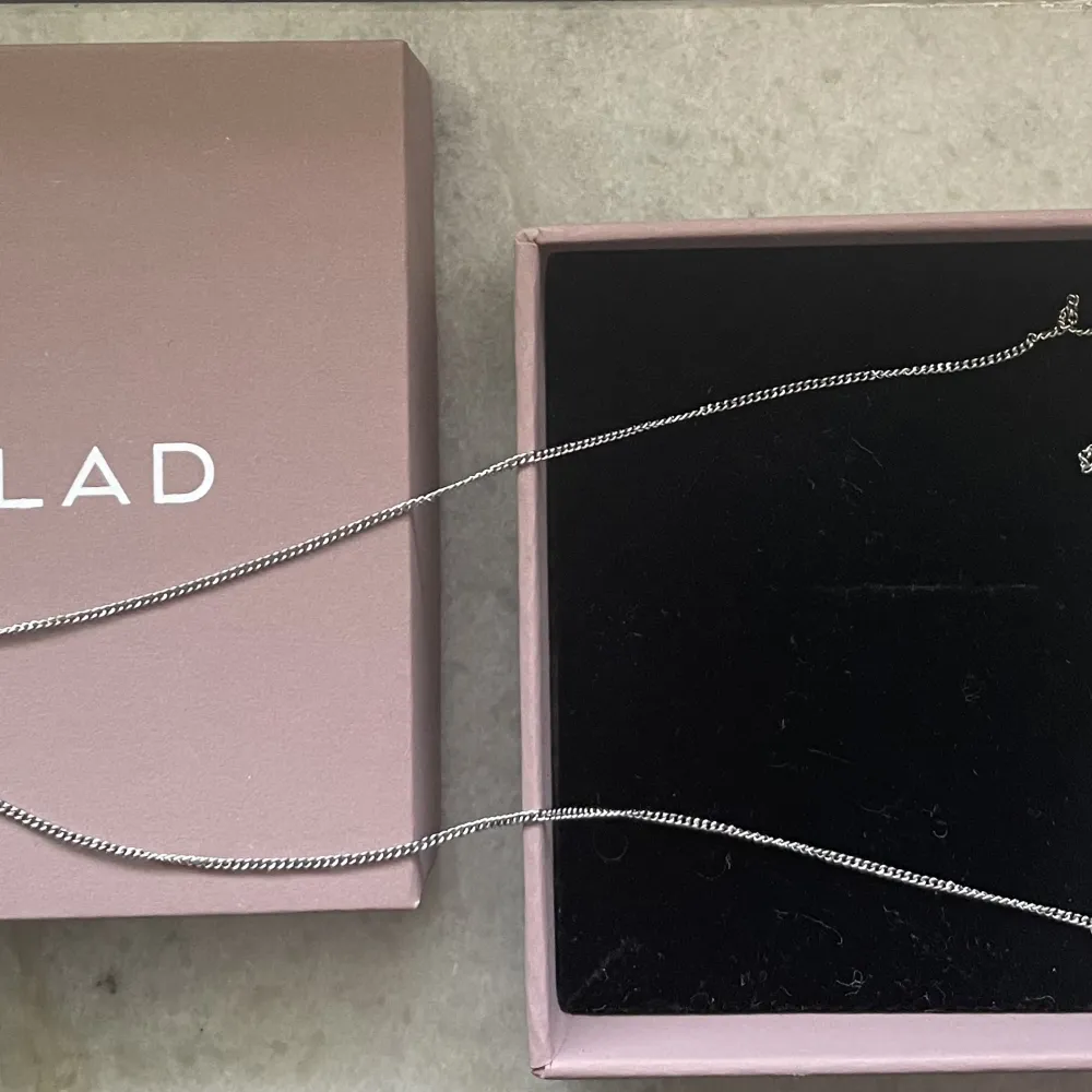 Säljer detta otroligt fina silver halsband från Edblad, den är som ny och använd max 3 gånger, säljer pga att jag använder guld💕 . Accessoarer.