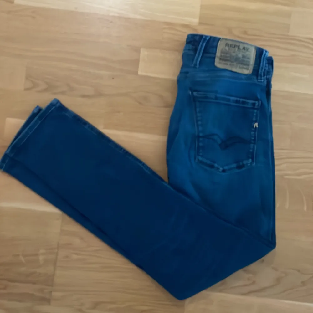 Ett par riktigt snygga replay jeans i storlek 31/32, extremt bra skick! Priset kan diskuteras vid snabb affär! (Dom ser inte så blåa ut i verkligheten som på bilderna!). Jeans & Byxor.