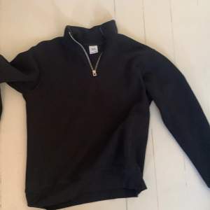 Sweatshirt köpt från Zara i år. Storleken på tröjan är ”S” men jag har vuxit ur den. Ord pris: 399 kronor.