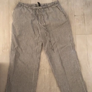 Randiga linnebyxor - Randiga linnebyxor blå/vit, pris kan diskuteras 💗