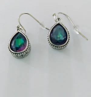 Sterling Silver örhängen!. - Skiftar i färg mest blått, märkta med S 925. 2,3 cm långa och som bredast 1,2 cm.