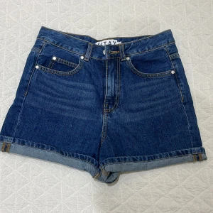 Jeansshorts  - Oanvända jeansshorts från Stay i storlek xs men den är stor i storleken🫶🏻
