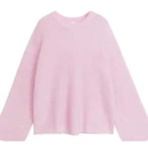 Rosa stickad törja  - Intressekoll! på min sjukt fina rosa stickad ifrån arket.💓andra och tredje bilden är min den andra gör färgen mest rättvis. den är i super bra skick inget noppig eller likande. Direkt pris 900kr+frakt 