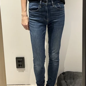 Levi’s jeans - Måttligt använda. Liten fläck på ena knäet, som syns på sista bilden.