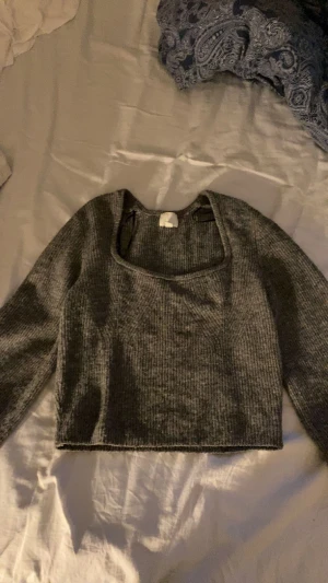 Stickad tröja - Grå stickad tröja från H&M används fåtal gånger storlek M