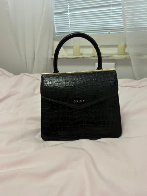 DKNY Väska - DKNY väska ord pris 3000 kr säljes för 1100 kr pris kan diskuteras vid snabbaffär