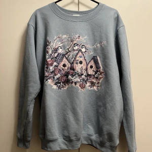 Mysig collegetröja med tryck - Stor och mysig collegetröja med gulligt tryck. Köpt på Beyond Retro men sen använd max två gånger så den är i fint skick