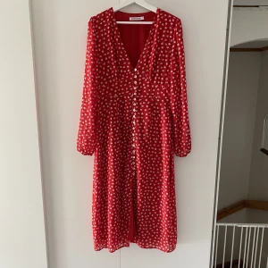 Adoore Paris - Klänning från Adoore i modellen Paris strl 40. Nyskick, säljes då den tyvärr blev lite för stor för mig! Från djur- och rökfritt hem 🌱