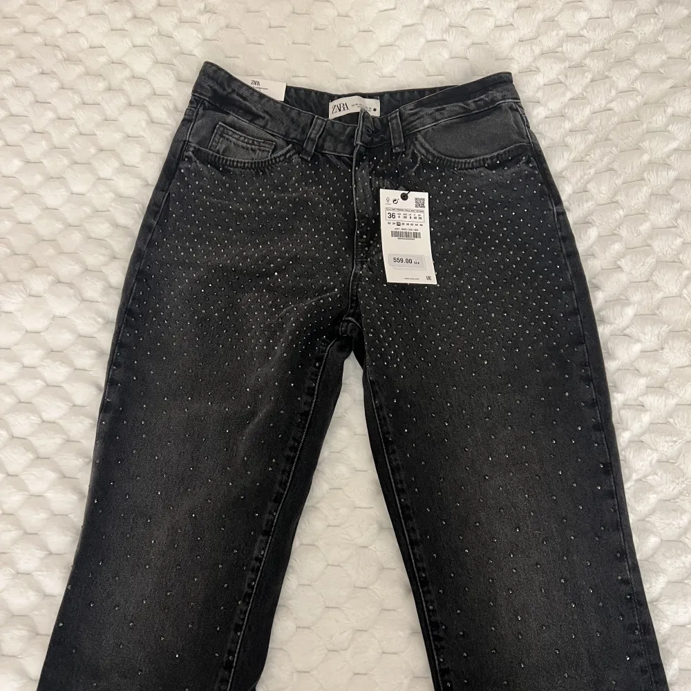 Säljer dessa fina jeans byxor från zara, aldrig använda💕 Original pris: 559kr . Jeans & Byxor.