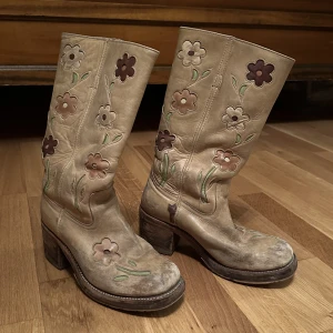 Vintage blommiga cowboy-boots - Underbara blommiga cowboy-boots i läder från Sendra 🌿🌼🌿 Storlek 39. Min mamma köpte de någon gång antingen under sent 90-tal eller tidigt 00-tal. De har använts flitigt av oss båda, men är i gott skick om än lite smutsiga. En kan enkelt klacka om de. 