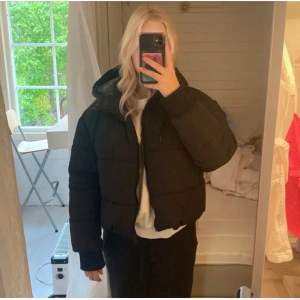Puffig kort vinterjacka i fint skick från monki💕