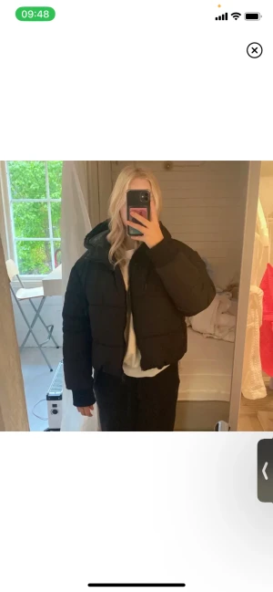 Vinterjacka - Puffig kort vinterjacka i fint skick från monki💕