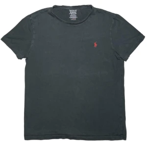 Ralph Lauren, T-shirt  - ✨Fräsch och stilren T-shirt från Ralph Lauren. Logga i fin skick. Passar M om du vill att den ska sitta lite tightare✨  sthlmtrend.se