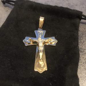 Säljer ett större äkta 18k guldpläterigngs kors hänge helt nytt ordinarie pris 1590kr 