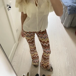 Missonimönstrade byxor  - Så sjukt snygga missonimönstrade byxor från bershka, nästan aldrig använda🥰 jag är 175 och de är lagom långa på mig❤️