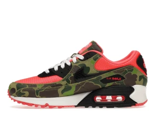 Nike AirMax 90 Duck Camo Red - Säljer ett par helt nya Nike dessa skor ökar bara i värde varje år då dom snart är helt slutsålt i desss storlekar ( 43 ) helt nya i kartong med pinns och allt passa på och googla för att se vad dom går för på vissa sidor som fortfarande har dom kvar 