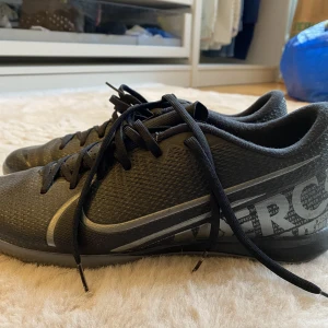 Nike inomhus sko strl 39 - Nike Mecurial inomhus sko i bra skick. Stlk 39 24,5 cm 