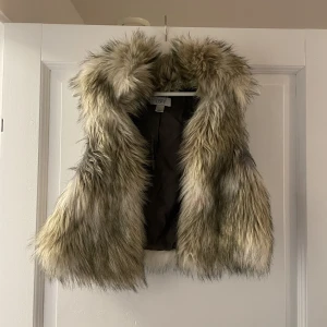 Faux pälsväst  - Väst i fakepäls köpt till halloween förra året🙈Kan mötas i sthlm / frakta mot kostnad :}