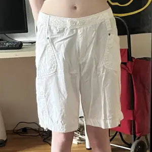 Vita cargo shorts från Never mind. Lätt genomskinliga. Tunna och perfekt för sommaren! Står ej för postens slarv! Har även katt i hemmet
