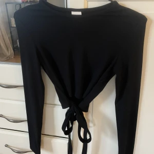 Topp - Svart topp med knyte nedtill🖤går att knyta hur man själv vill och går även att ta bort bandet !! Storlek s men passar xs-m<3 