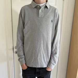 Polo Ralph Lauren långärmad pike  - Snygg Polo Ralph Lauren långärmad Pike. Jätte bra skick inga defekter. Är storlek L, men passar även M. Priset är inte bestämmt.