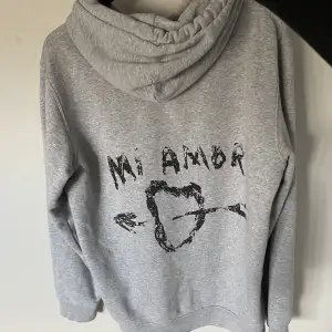 Intressekoll på min jättefina mira Paris hoodie, den är använda fåtal gånger och är i nyskick💘