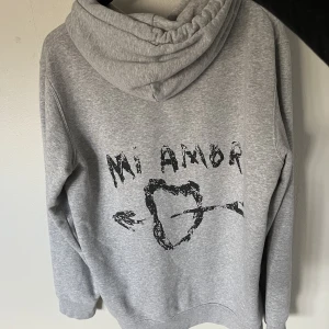 Mi Amor hoodie - Intressekoll på min jättefina mira Paris hoodie, den är använda fåtal gånger och är i nyskick💘