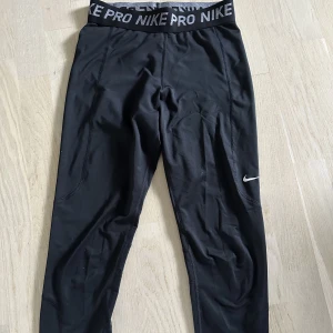 Tights - Nike pro träningstights.  Svarta tights i mycket fint skick. Endast använda enstaka gång