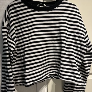 Tröja - Svart/vit randig tröja.  Något croppad