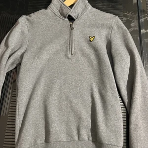 Lyle & scott ”quarter zip” tröja - Knappt använd tjocktröja, perfekt för alla väder. Fler bilder kan skickas ifall man är intresserad 