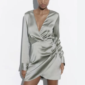 Satin klänning  - Säljer min satin klänning från Zara i storlek S