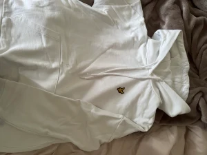 Lyle & scott hoodie - Helt oanvänd Lyle & scott hoodie. Köpt på jeansbolaget för 649kr förra året men aldrig kommit till användning. Storlek M men passar även s