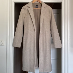 Kappa från zara - Endast använd två gånger. Storlek S. Perfekt för höst och vår